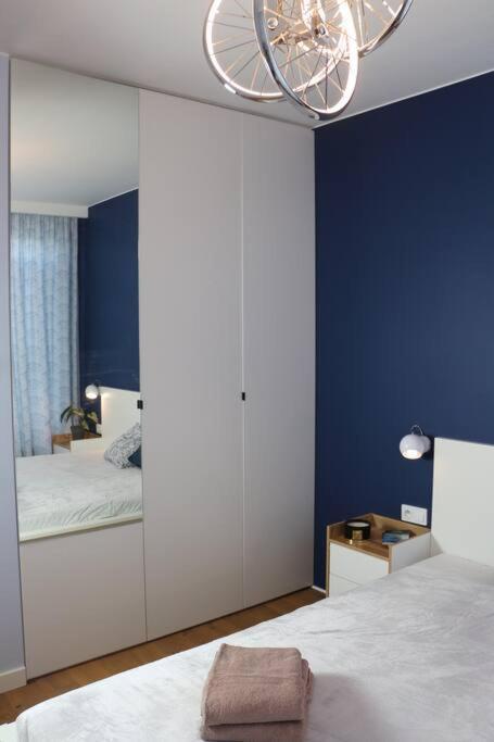 Comfy, Familly Friendly Apartment. Balcony. Garage. Warszawa