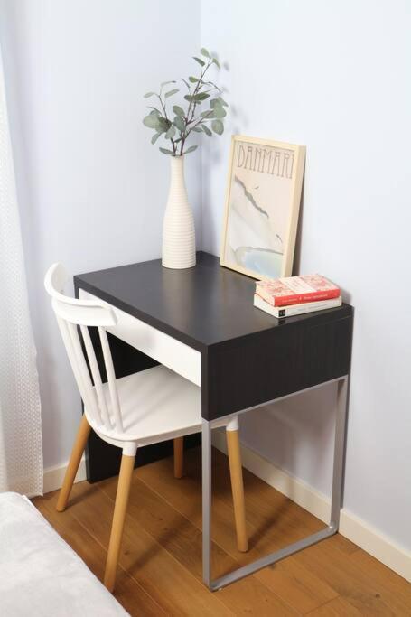 Comfy, Familly Friendly Apartment. Balcony. Garage. Warszawa