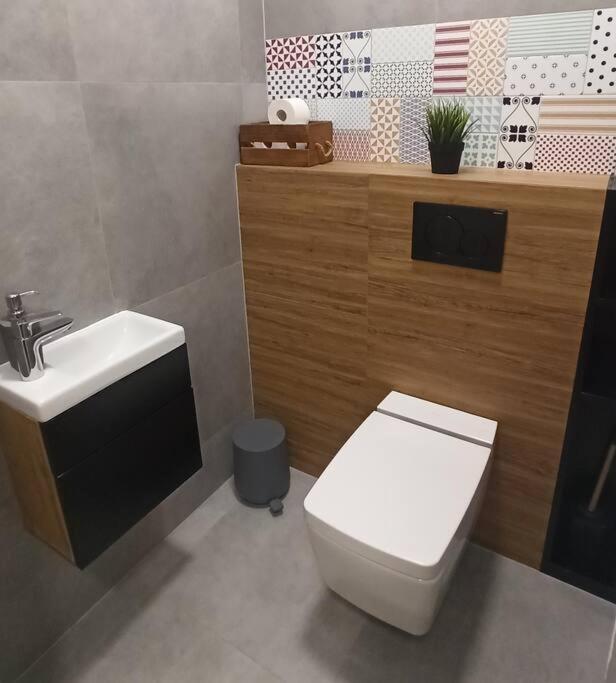 Comfy, Familly Friendly Apartment. Balcony. Garage. * Warszawa