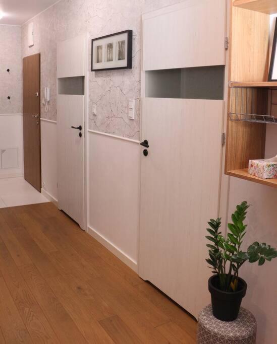 Comfy, Familly Friendly Apartment. Balcony. Garage. Butas Warsaw