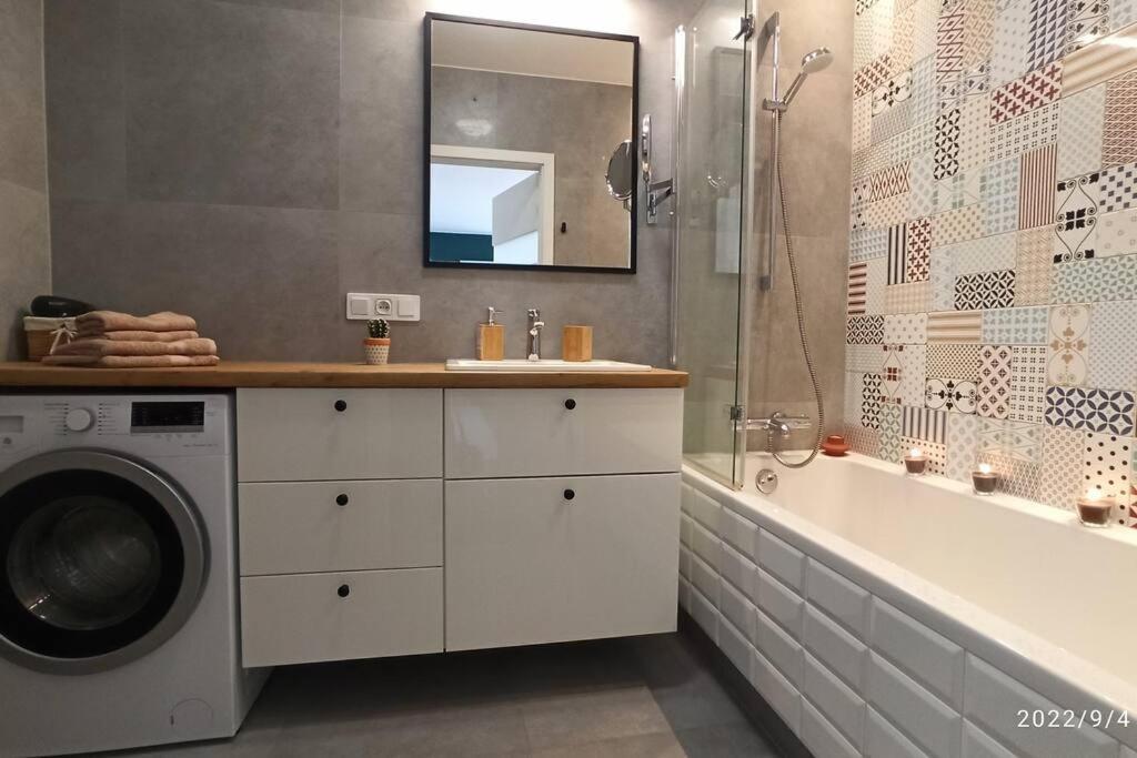 Comfy, Familly Friendly Apartment. Balcony. Garage. Butas Warsaw